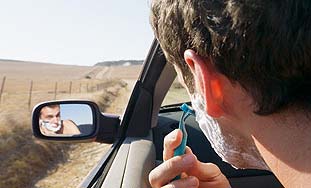 Američki vozači se za volanom briju, šminkaju i provjeravaju e-mail