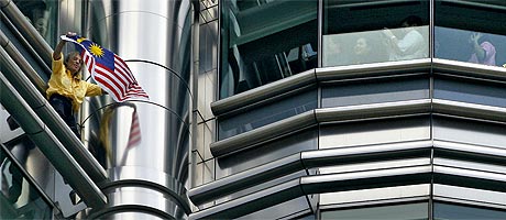 Francuski Spiderman uhićen tijekom penjanja na Petronasove tornjeve