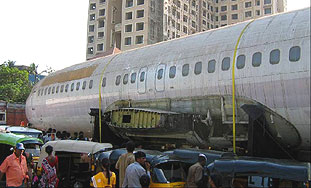 Boeing 737 ostavljen na cesti u Bombaju