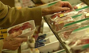 Tri mlada Nizozemca u supermarketu stavljala crve u meso