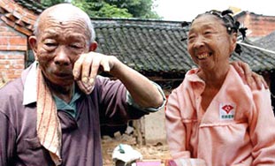 Kina: Mladoženja od 106 godina oženio svoju 81-godišnju djevojku