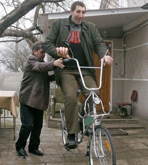 Najveći čovjek na svijetu dobio najveći bicikl