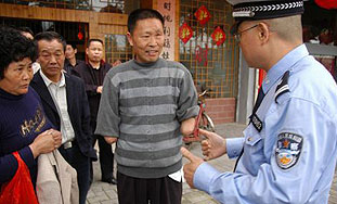 Kinez uhićen jer je vozio, a nema obje ruke
