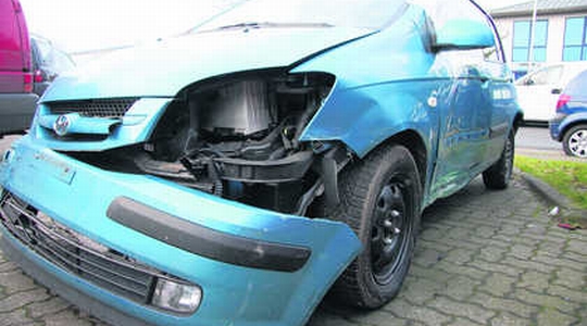 Njemačka umirovljenica izlazeći s parkirališta razbila sedam automobila, stup i prometni znak